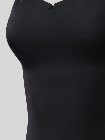 Frauenmodel trägt Badeanzug mit Kontrastkante Modell 'FELICE SOLID' von Neo Noir, Schwarz, Material-Mix mit Stretch-Anteil, Nahaufnahme Oberkörper.