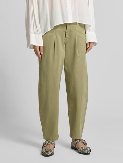 Frauenmodel trägt Barrel Fit Jeans aus Baumwoll-Mix von s.Oliver RED LABEL, unifarben, Ankle-Länge, Nahaufnahme Unterkörper, Vorderansicht