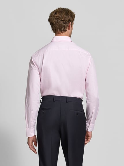 Männermodel trägt Regular Fit Businesshemd aus reiner Baumwolle von Seidensticker in zartem Rosa, Ganzkörperansicht Rückansicht, Herren Businesshemd von Seidensticker