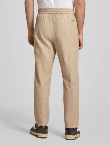Mannenmodel draagt Tapered Leinenhose aus Baumwoll-Leinen-Mix Modell 'LINUS' van Only & Sons, melange, elastische tailleband, steekzakken, achterzakken; geheel van achteren bekeken
