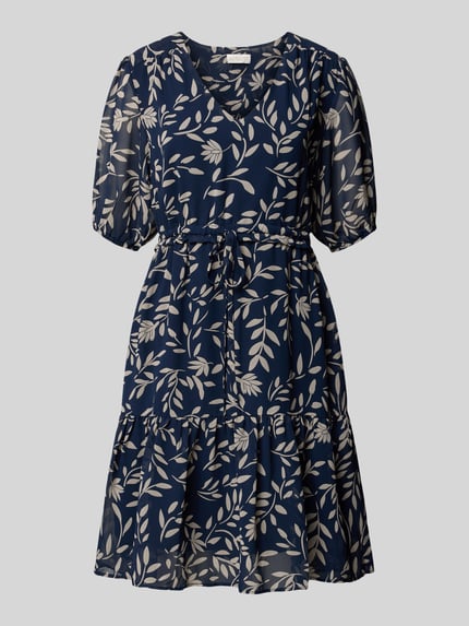 Produktfoto, Knielanges Kleid mit Kordelzug an der Taille von Apricot, dunkelblau mit weißem Blätterprint, Volantsaum, Taillierter Schnitt, Knielänge, V-Ausschnitt, Elastische Ärmelabschlüsse, 1/2-Arm, Rückenlänge 93 cm, Brustweite 43 cm, Ärmellänge 30 cm, fließende Textur