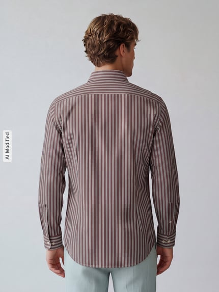 Männermodel trägt Slim Fit Businesshemd aus reiner Baumwolle Modell 'New Kent' von Seidensticker, braun gestreift, Ganzkörperansicht Rückansicht, Herren Businesshemd von Seidensticker