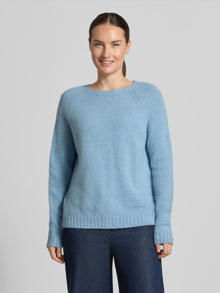 Frauenmodel trägt hellblauen Regular Fit Pullover aus Alpaka-Mix Modell 'GHIACCI' von Max Mara, Damen Pullover von Weekend Max Mara, Ganzkörperansicht von vorne.