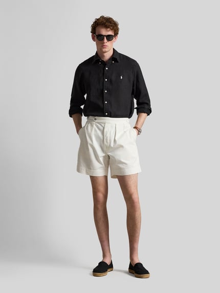 Männermodel trägt Regular Fit Freizeithemd aus reinem Leinen von Polo Ralph Lauren, Optik: Unifarben, Custom-Fit, Ganzkörperansicht von vorne.