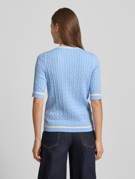 Frauenmodel trägt Strickpullover mit gerippten Abschlüssen von Christian Berg Woman in Hellblau, Baumwoll-Mix, Rückansicht, Ganzkörperansicht.