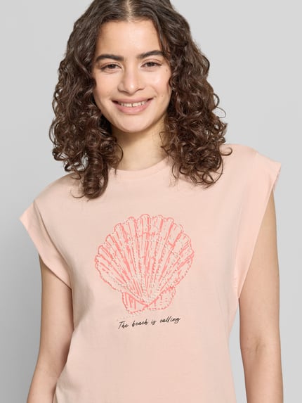 Frauenmodel trägt Regular Fit T-Shirt aus reiner Baumwolle Modell 'SHELINA' von Only, Optik: Unifarben, Stickerei, Zierperlen, Rundhals, Kurzarm, Ganzkörperansicht von vorne.