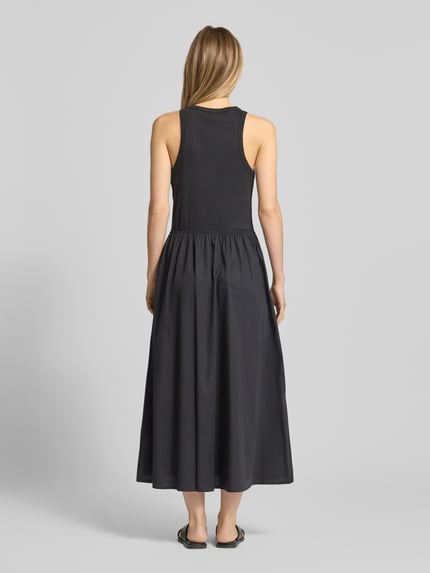 Frauenmodel trägt A-Linie Freizeitkleid aus reiner Baumwolle von Tommy Hilfiger in Optik: Unifarben, Maxi-Länge, Baumwolle-Mix, Ganzkörperansicht Rückansicht.