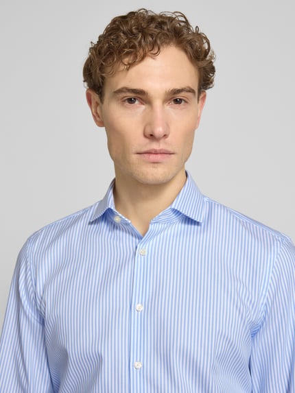Männermodel trägt Slim Fit Business-Hemd mit Kentkragen von Jake*s, blaue Streifen, reine Baumwolle, Nahaufnahme Oberkörper