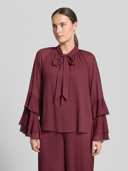 Frauenmodel trägt Schluppenbluse mit Volantärmeln von V by Vera Mont in Weinrot, Chiffon, Regular Fit, Ganzkörperansicht von vorne.