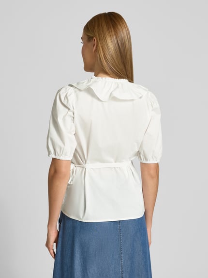 Frauenmodel trägt Wickelbluse mit Rüschen Modell 'Malay' von FREE/QUENT in Weiß, Reine Baumwolle, Gerader-Schnitt, 1/2-Arm, Rückenansicht.