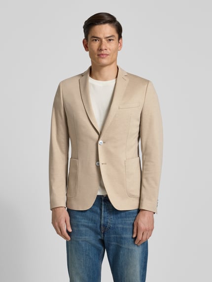 Männermodel trägt 2-Knopf-Sakko mit Viskose-Anteil von s.Oliver BLACK LABEL, Unifarbenes-Design, Material-Mix, Regular-Fit, Ganzkörperansicht von vorne.