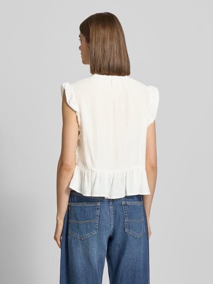 Vrouwenmodel draagt Regular Fit Blusentop uit viscosemix model 'HENNY' van Only, effen kleuren, broderie, mouwloos, volant, ganzkörperansicht rückansicht.