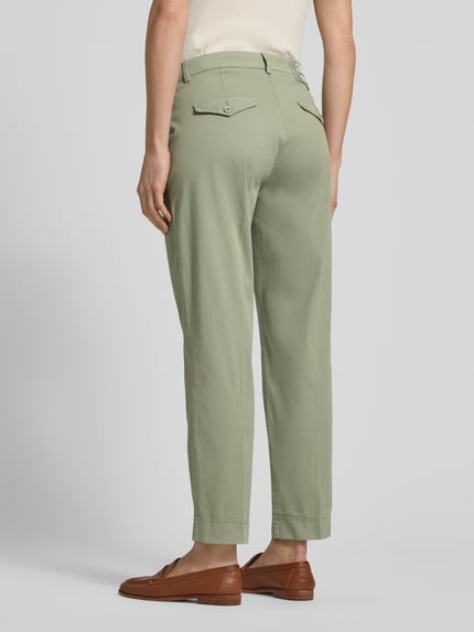 Vrouwenmodel draagt Straight Fit Stoffhose met Bügelfalten Modell 'Karina' van Cambio in lichtgroen, katoenmix, achteraanzicht, context inbegrepen
