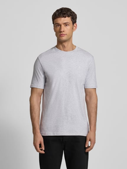 Männermodel draagt T-shirt met labelprint van MARC O'POLO, effen design, recht model, puur katoen, ronde hals, ruglengte maat M 69 cm, Ganzkörperansicht von vorne.