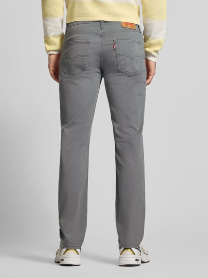 Männermodel trägt Slim Fit Jeans im 5-Pocket-Design Modell '511®' von Levi's®, grauer Baumwoll-Mix mit Stretch-Anteil, Ganzkörperansicht Rückansicht.