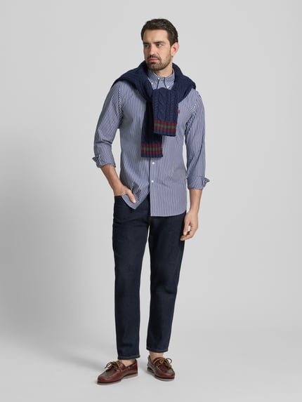 Männermodel trägt Freizeithemd mit Knopfleiste von Polo Ralph Lauren, blau-weiß gestreift, Regular Fit, Baumwoll-Elasthan-Mix, Ganzkörperansicht von vorne.