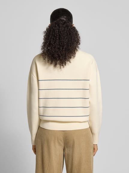 Vrouwenmodel draagt Strickpullover mit Polokragen van JAKE*S STUDIO WOMAN in crèmekleur met fijne horizontale lijnen, rugaanzicht, katoenmix met stretch, losse pasvorm, geribde boorden, ruglengte 60 cm, label-stiksel.