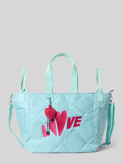 Produktfoto, torba shopper z pikowaniem, haft, model 'Love', odpinany pasek na ramię, uchwyt, szerokość w rozmiarze 1: 60 cm, długość w rozmiarze 1: 34 cm, głębokość w rozmiarze 1: 32 cm, długość paska na ramię w rozmiarze 1: 57 cm, główna przegroda z zapięciem na magnes, miss goodlife