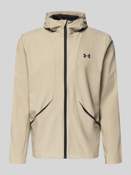 Produktfoto, Regular Fit Jacke mit Logo-Print Modell 'Unstoppable' von Under Armour, elastyczna mieszanka materiałów, krój regular fit, nadruk z logo, wpuszczane kieszenie zapinane na zamek błyskawiczny, zamek błyskawiczny, kaptur ze stójką, długość tyłu w rozmiarze M: 74 cm, długość rękawów w rozmiarze M: 68 cm, beżowa z czarnymi detalami, gładka tekstura.