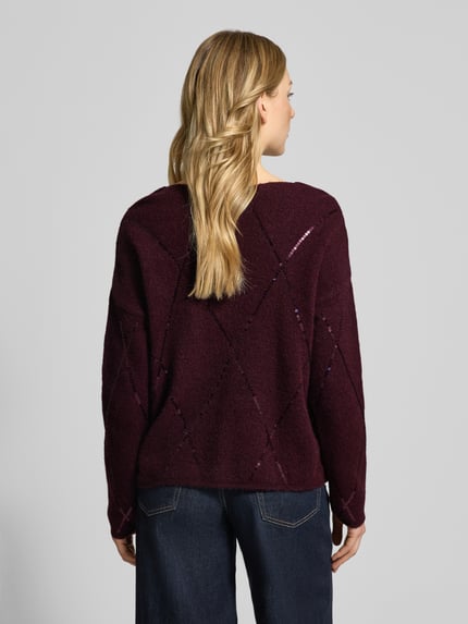 Frauenmodel trägt Strickpullover mit Paillettenbesatz von Milano Italy in dunklem Bordeaux, lockerer Schnitt, Material-Mix, Ganzkörperansicht Rückansicht.