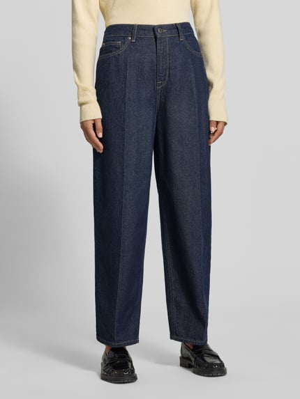 Frauenmodel trägt Relaxed Fit Jeans aus reiner Baumwolle von MYON, dunkles Blau, Kontrastnähte, 5-Pocket-Design, Nahaufnahme Oberkörper.