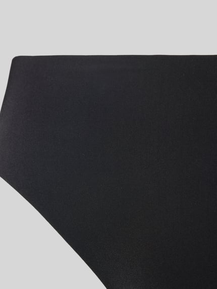 Frauenmodel trägt String aus Microfaser ohne Nähte von Jake*s Casual in Schwarz, glatte Textur, Detailaufnahme, Nahaufnahme Hüfte. Material-Mix mit Stretch-Anteil, körpernaher Schnitt.