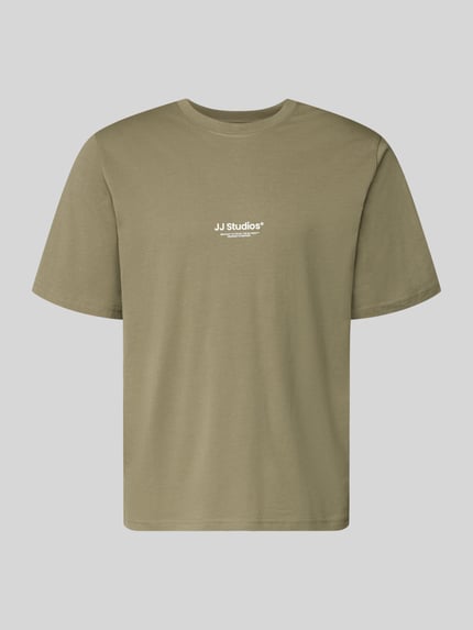 Produktfoto, T-Shirt mit Logo und Rundhalsausschnitt von Jack & Jones in Olivgrün, reine Bio-Baumwolle, Regular Fit, dezentes Logo vorn