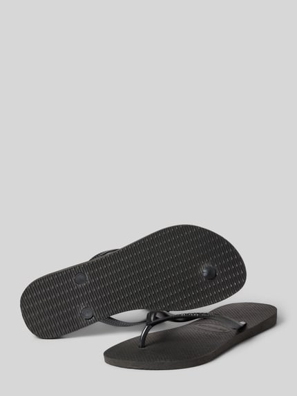 Produktfoto, schwarze Flip-Flops mit Logo-Detail von Havaianas für Damen, abgerundete Passform, offene Ferse, Zehentrenner, Absatzhöhe 1 cm bei Größe 39/40, strukturierte Oberfläche