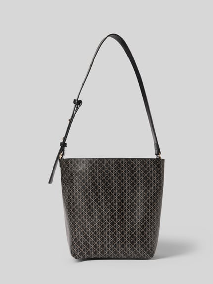 Produktfoto, Bucket Bag in Leder-Optik von CK Calvin Klein in Schwarz mit Allover-Logo-Print, Magnetverschluss, verstellbarer Schulterriemen, herausnehmbare Innentasche mit Reißverschluss, Logo-Prägung, Maße: 27 cm Breite, 25 cm Länge, 12 cm Tiefe, 50 cm Schulterriemenlänge