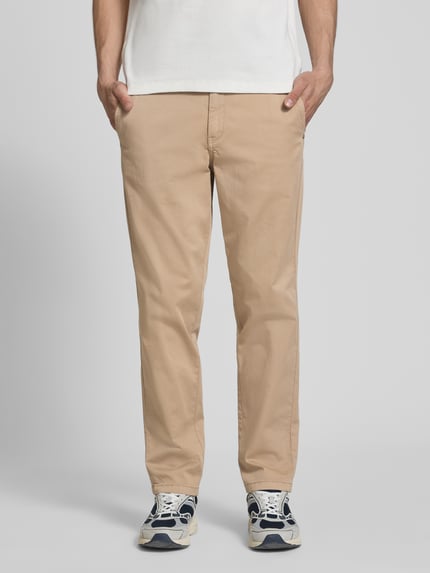 Männermodel trägt Straight Fit Chino mit Eingrifftaschen Modell 'Vance' von Jack & Jones im Beige aus Baumwoll-Mix, Ganzkörperansicht von vorne.