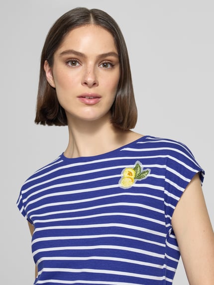 Vrouwenmodel draagt T-shirt met motiefstitching en ronde hals van Marc Cain, mix van katoen en elastaan, regular fit, ruglengte maat 36: 52 cm, nahaufnahme bovenlichaam.