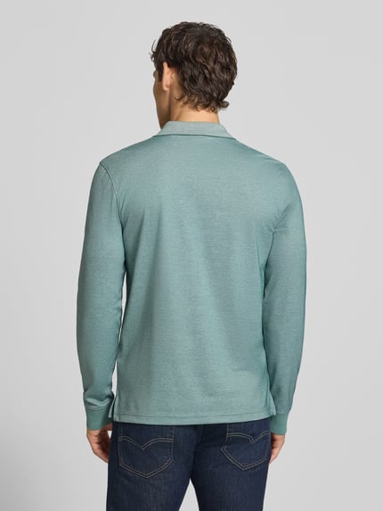 Männermodel trägt Regular Fit Poloshirt mit Baumwoll-Anteil von Christian Berg Men in Hellblau, langärmelig, Rückenansicht.