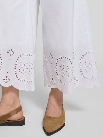 Vrouwenmodel draagt Weite Hose aus reiner Baumwolle van s.Oliver BLACK LABEL, look: effen, pasvorm: wide leg, ajourwerk, boord elastisch, zij-steekzakken, puur katoen, detailopname onderbeen