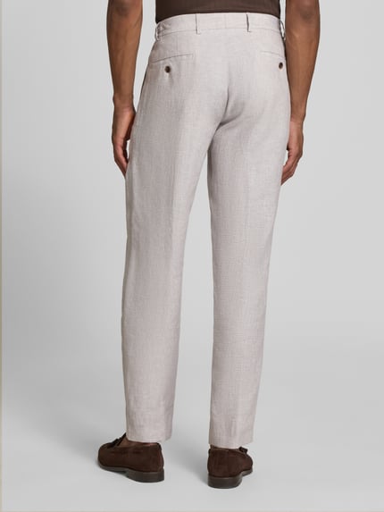 Männermodel trägt Slim Fit Leinenhose mit Tunnelzug Modell 'Sake' van JOOP! Collection, lichtbeige, pure linnen, achterzakken, detailopname, slim fit, taillewijdte maat 50: 33 cm, binnenbeenlengte maat 50: 81 cm, volledige achteraanzicht.