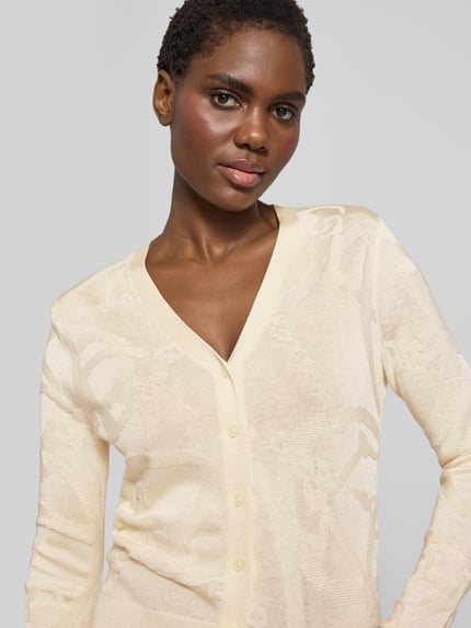 Frauenmodel trägt Strickjacke mit Knopfleiste Modell 'DENZEL' von Lauren Ralph Lauren in Creme, Viskose-Baumwoll-Mix, Nahaufnahme Oberkörper.