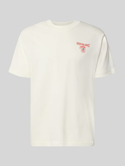 Produktfoto, Regular Fit T-Shirt aus reiner Baumwolle mit Label-Detail von New Balance in Weiß, dezentes Logo vorne, Modell GRAB A BITE TOKYO
