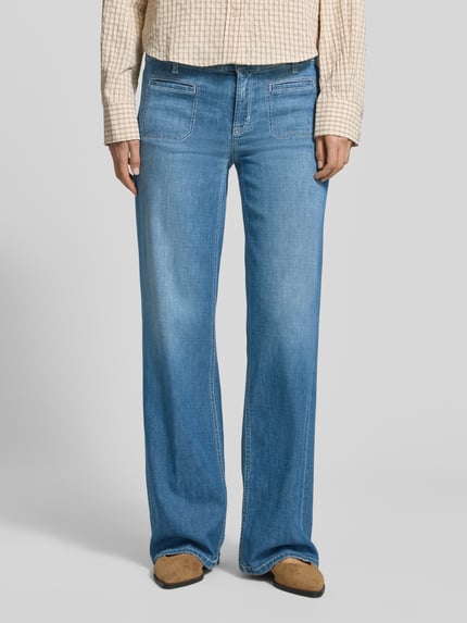 Frauenmodel trägt Wide Leg Jeans aus Baumwoll-Mix Modell 'TESS' von Cambio in Denim-Optik, 5-Pocket-Design, Ganzkörperansicht von vorne.
