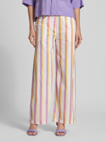 Kobieta nosi Wide Leg Pants mit elastischem Bund od Emily Van den Bergh, bawełna, krój loose fit, wzór w paski, szerokość w rozmiarze 36: 37 cm, długość nogawki wewnętrznej: 76 cm, widok całej sylwetki z przodu.
