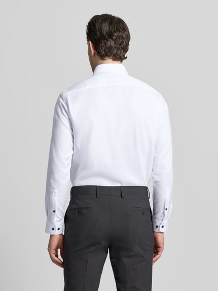 Männermodel trägt Regular Fit Business Hemd aus Baumwolle mit Kentkragen von Christian Berg Men, weiße Farbe, Ganzkörperansicht Rückansicht.