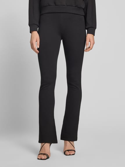 Frauenmodel trägt Weite Hose aus Baumwoll-Mix Modell 'Nenrietta' von HUGO, schwarz, glatte Textur, Damen Weite Hose von HUGO, Nahaufnahme Unterkörper.