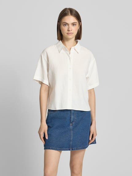 Vrouwenmodel draagt Regular Fit Hemdbluse aus Leinen-Baumwoll-Mix van Marc O'Polo Denim, effen, v-hals, korte mouw, frontale totaalopname.