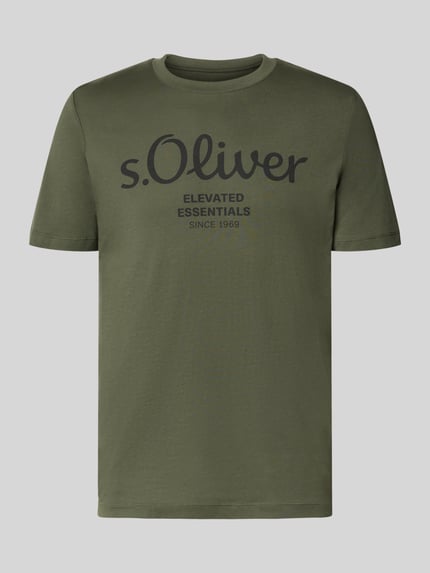 Produktfoto, oliwkowy męski t-shirt Regular Fit T-Shirt aus reiner Baumwolle Modell 'BASIC TEE BIG LOGO' von s.Oliver RED LABEL, jednolity kolor, widoczne duże czarne logo, gładka faktura.