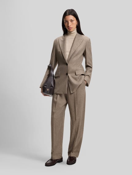 Frauenmodel trägt Weite Hose aus Viskose-Mix mit Woll-Anteil Modell 'Tornara' von BOSS in Beige, strukturierte Oberfläche, Damen Weite Hose, Ganzkörperansicht von vorne.