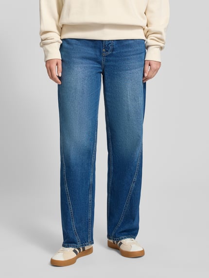 Vrouwenmodel draagt Barrel Fit Jeans uit pure katoen model 'HAAYI' van Armedangels, blauw melange, low waist, 5-pocket, voorkantopname.