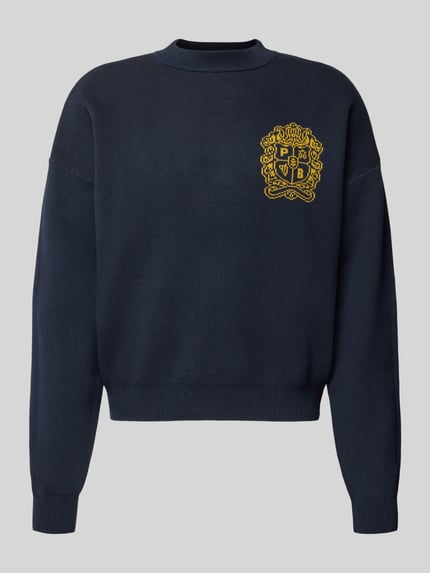 Produktfoto, donkerblauwe Strickpullover mit Emblem und Rundhalsausschnitt van PROHIBITED van katoen, relaxed fit, geborduurd embleem.