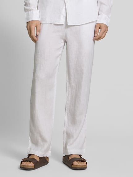Männermodel trägt Leinenhose mit elastischem Bund von MCNEAL in Weiß, Regular-Fit, Tunnelzug, reine Leinen, Nahaufnahme Unterkörper.