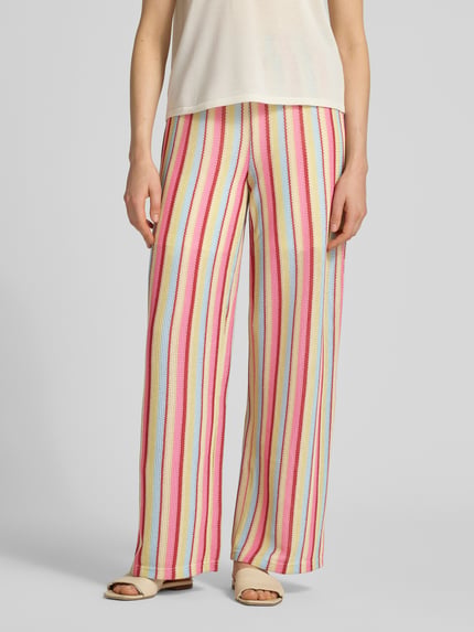 Frauenmodel trägt Hose im Allover-Look Modell 'LIBELLA' von ICHI, bunt gestreift, leichte Struktur, Regular Fit, Nahaufnahme Oberkörper.