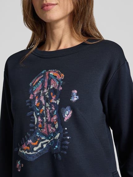 Vrouwenmodel draagt sweatshirt met motiefprint en pailletten van Milano Italy, katoenmix, relaxed fit, ronde hals, detailopname bovenlichaam