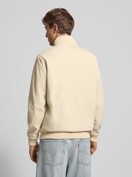 Männermodel trägt Regular Fit Jacke mit Stehkragen Modell 'Hefi' von Blend in Beige, reine Baumwolle, Rückansicht, Ganzkörperansicht.
