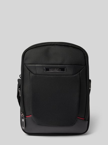 Productfoto, Crossbody Bag met logo-detail Model 'Pro DLX' van Samsonite, zwart met rode accenten, hoofdvak met ritssluiting, verstelbare draagriem, Breedte maat 1: 19 cm, Lengte maat 1: 27 cm, Diepte maat 1: 8 cm, schouderbandlengte 90 cm, herenaccessoire, gestructureerde textuur